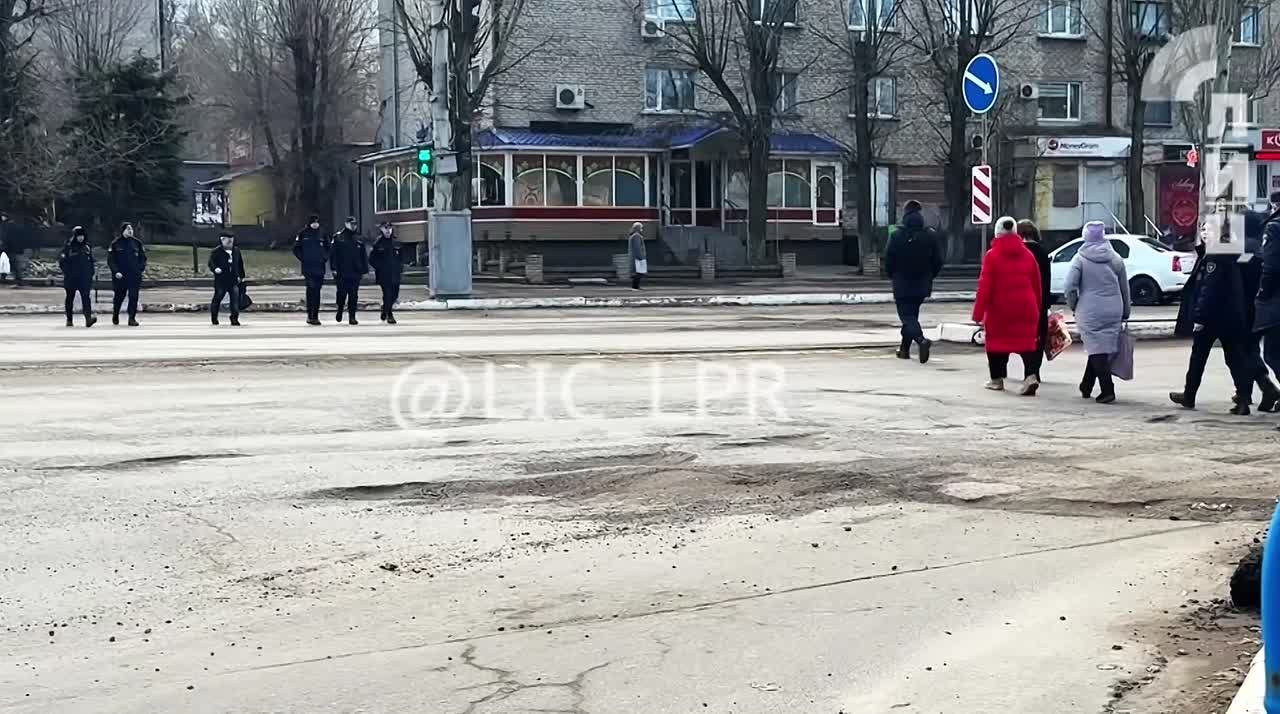 Ямы, трещины, стертая разметка: идеальный асфальт покинул Луганск вместе со снегом