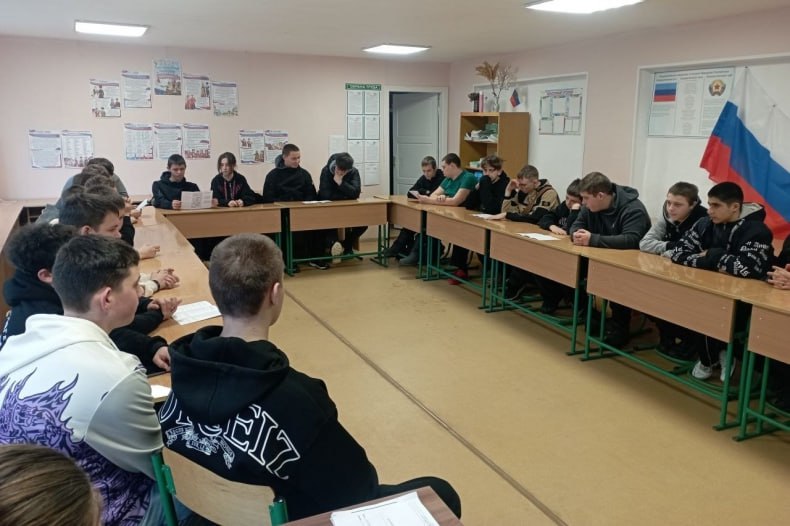 Специалисты Центра занятости в рамках заседания молодежного клуба «Новая волна» встретились со студентами Свердловского колледжа