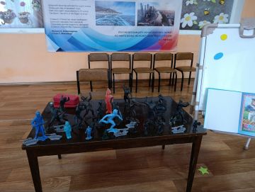 В рамках проекта «Музей в чемодане», сотрудники Детского центра Чернухинского музея провели познавательный час с воспитанниками детского сада-ясли «Ромашка», посвященный Дню игрушечных солдатиков