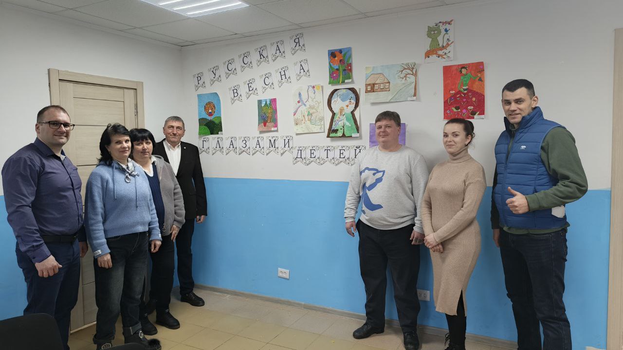 Рубежанские единороссы открыли выставку «Русская весна глазами детей»