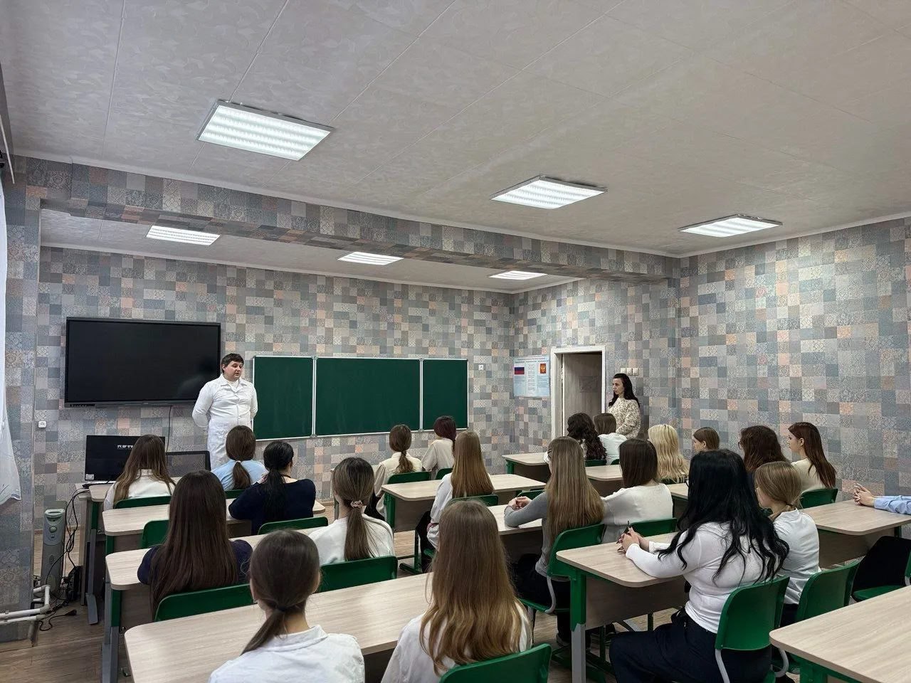 В ГБОУ ЛНР «Брянковская СШ №9» врач-гинеколог ГБУЗ «БЦГМБ» ЛНР Шаповалов Роман Борисович провел агитационную беседу с обучающимися 9-11 классов о поступлении в медицинские учебные заведения