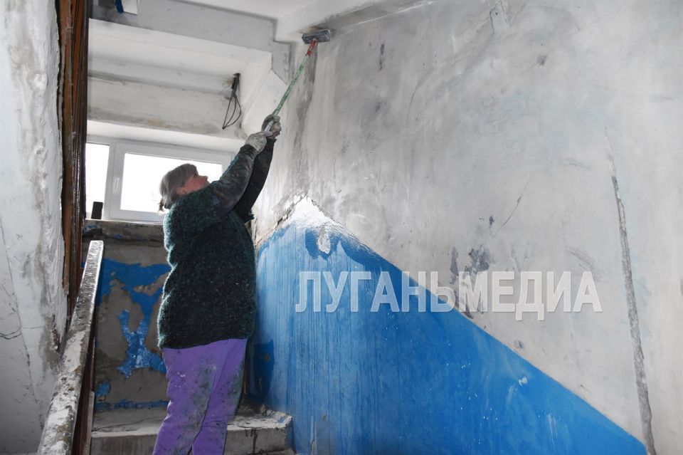 Специалисты Краснолучского филиала Единой управляющей компании ремонтируют подъезды