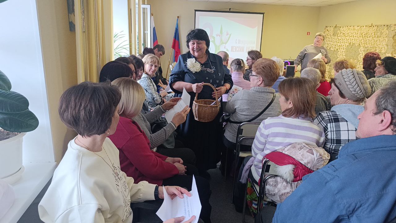 Накануне Международного Женского Дня в актовом зале Станично-Луганского Комплексного центра социального обслуживания населения царило радостное настроение