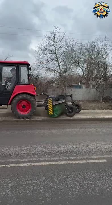 Вдоль трассы Успенка-Антрацит специалисты дорожных служб проводят очистку тротуаров механическим способом