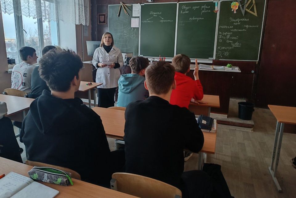 Специалист ЛРКПНБ провела профориентационную беседу для учащихся Луганской СШ №26