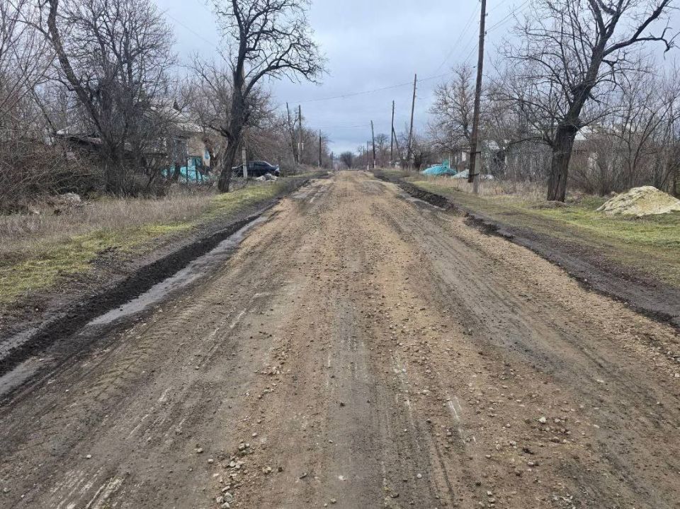 Сергей Колягин: Тем временем, пока идет подготовка к капитальному ремонту трассы 43 ОП МЗ 43Н-076 «Первомайск — Троицкое», специалисты филиала «Лисичанский Автодор» ГУП ЛНР «Луганский Автодор» не сидят сложа руки