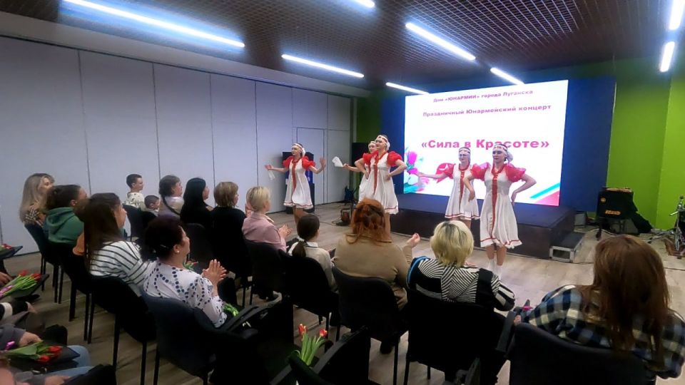 В преддверии 8 Марта в Луганске прошел концерт «Сила в красоте»