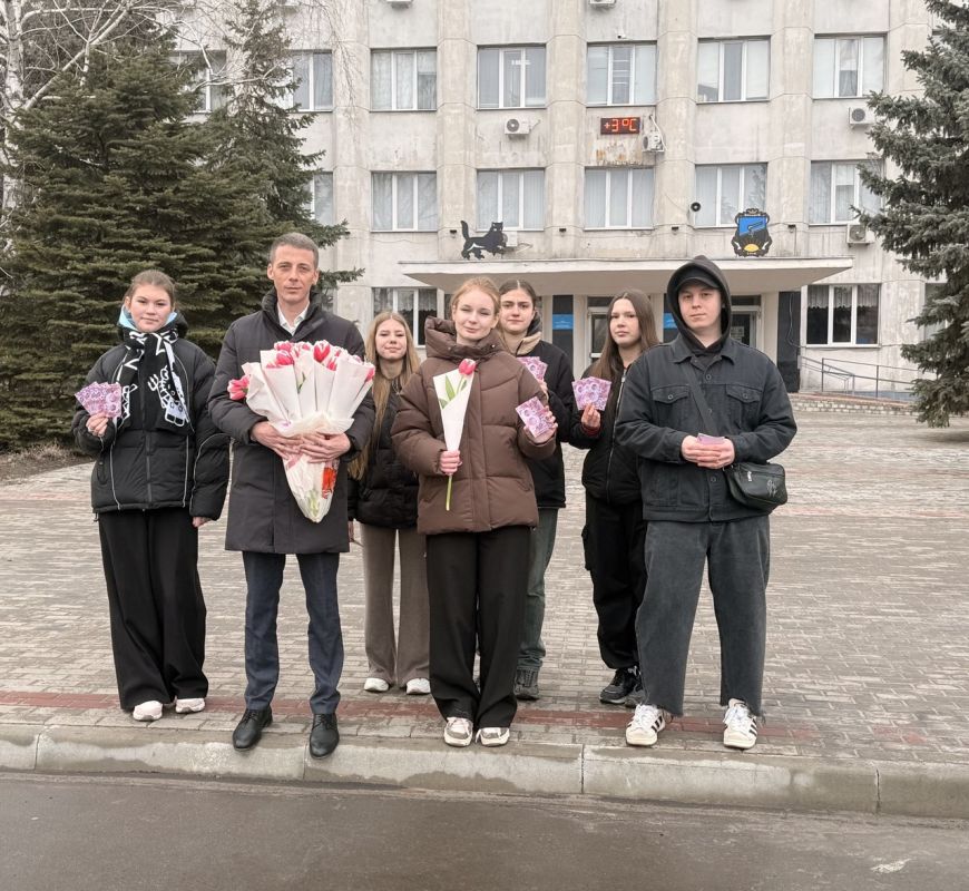 В Кировске, накануне Международного женского дня, центральная площадь Ленина наполнилась атмосферой праздника и весеннего настроения