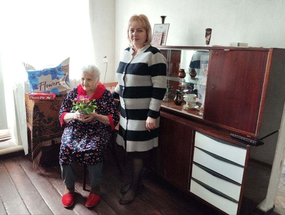 В преддверии праздника 8 марта сотрудники отдела жизнеобеспечения пгт Кленовый посетили долгожительницу пгт Кленовый Гриценко Марию Андреевну 1929 года рождения, которая имеет статус «дети войны»