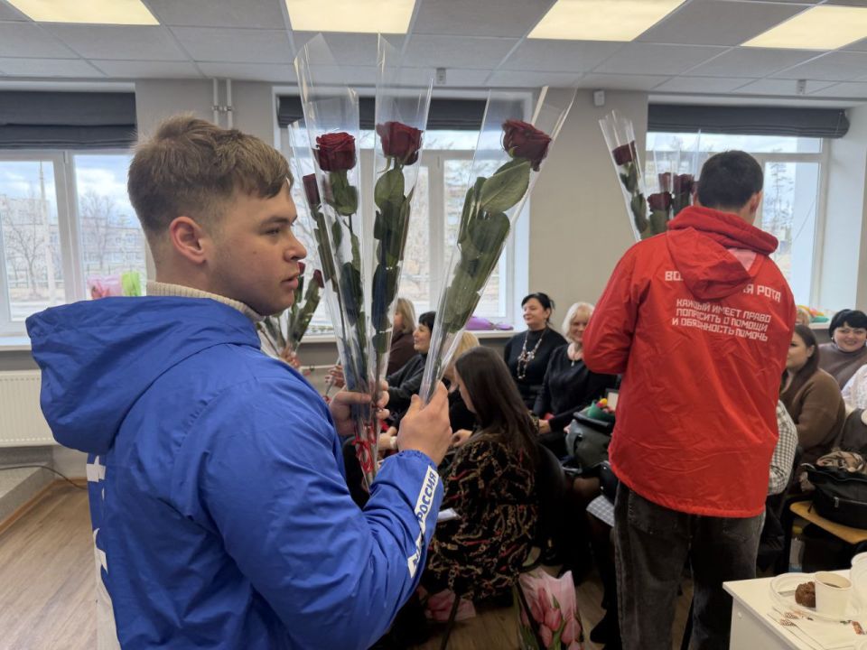 Весеннее настроение и заслуженные награды: «ЕДИНАЯ РОССИЯ» и Молодая Гвардия поздравили коллектив городской стоматологии