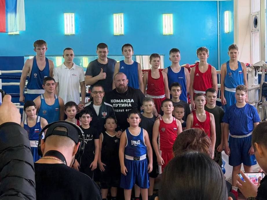 Звезда мирового бокса провел мастер-класс для юных спортсменов ЛНР