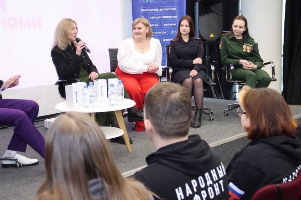 В Доме молодежи ЛНР прошла встреча «Диалоги с героинями»