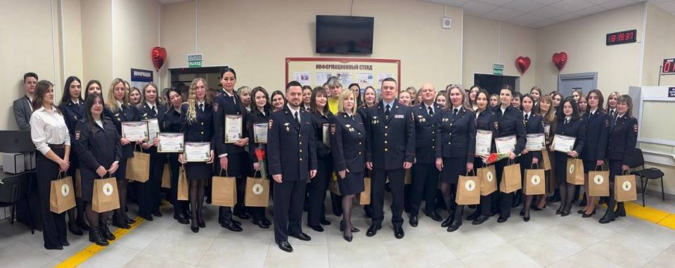 111Полицейские из подразделений по вопросам миграции приготовили сюрприз для представительниц прекрасного пола