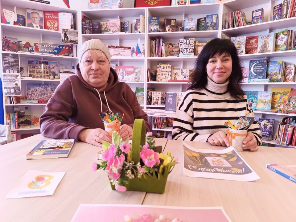 Работники Дома культуры им. Т. Г. Шевченко пгт Большекаменка провели акцию к 8 марта «Дарите женщинам цветы!» и поздравили жён, чьи мужья и папы находятся на СВО