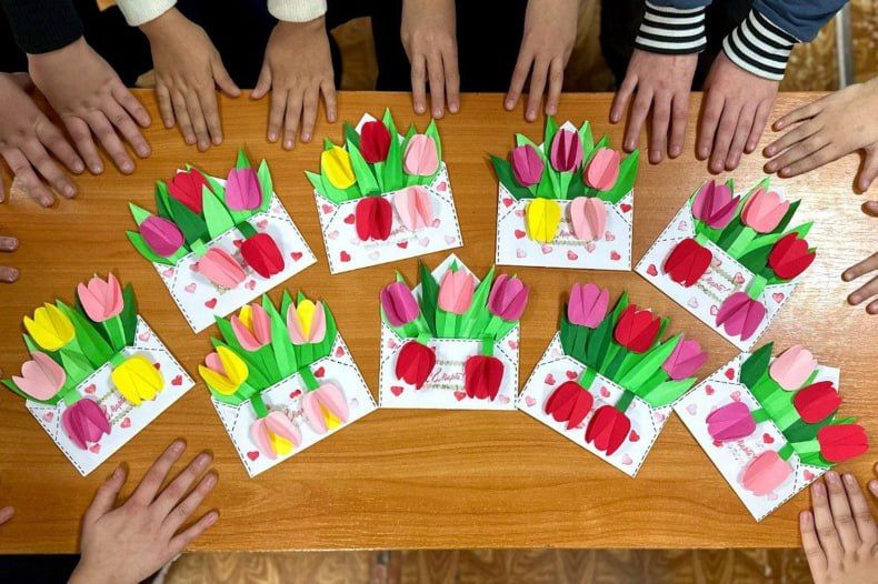 Нашим милым и любимым!. В Червонопартизанском центре детского и юношеского творчества накануне любимого праздника 8 марта в творческих объединениях прошли тематические занятия