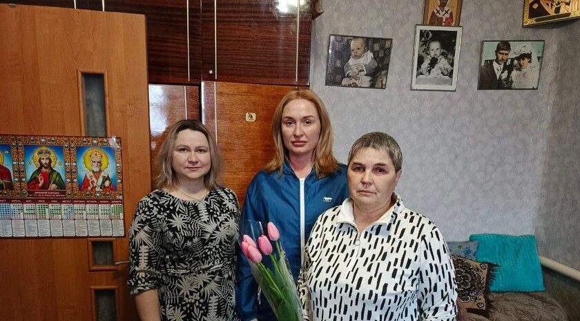 Единороссы поздравили матерей участников СВО с Международным женским днем