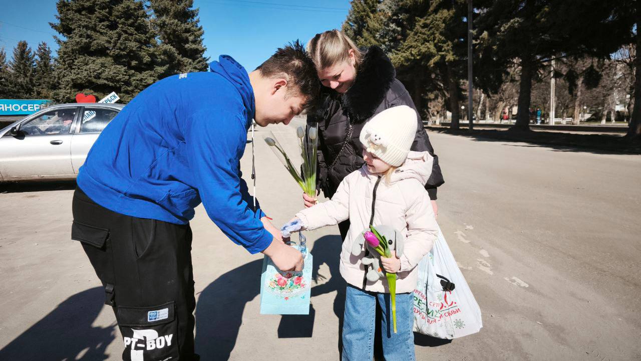 Дарим улыбки 8 Марта!. В День нежного праздника весны активисты «Молодой Гвардии Единой России» поздравили представительниц прекрасного пола с праздником
