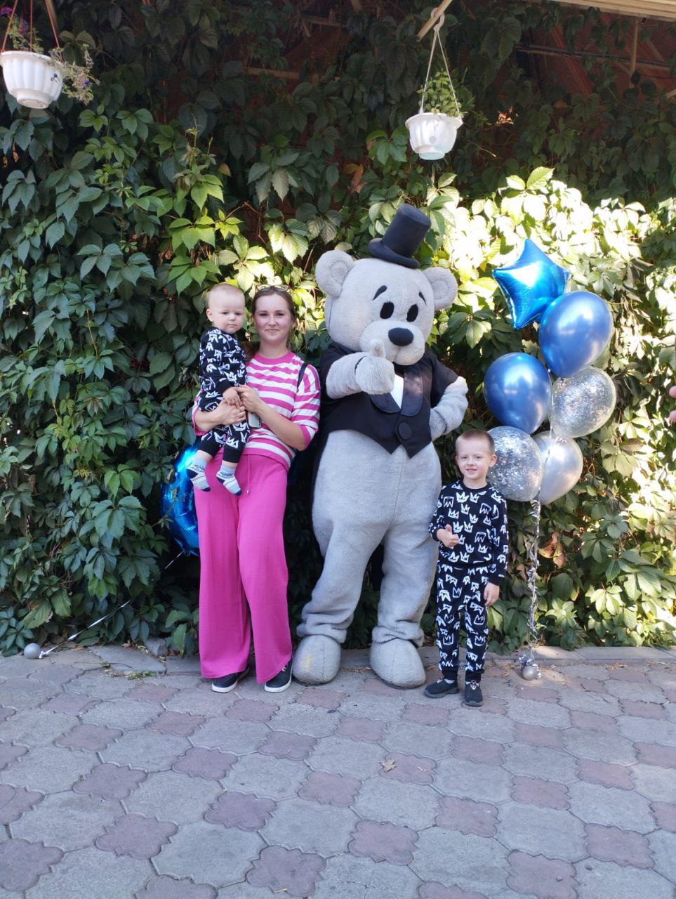 8 марта – день особый. Накануне самого яркого и искреннего праздника весны – Международного женского дня – журналисты «ЛУГАНЬМЕДИА» попросили совсем юных и постарше стахановчан рассказать о самых близких людях – мамах...