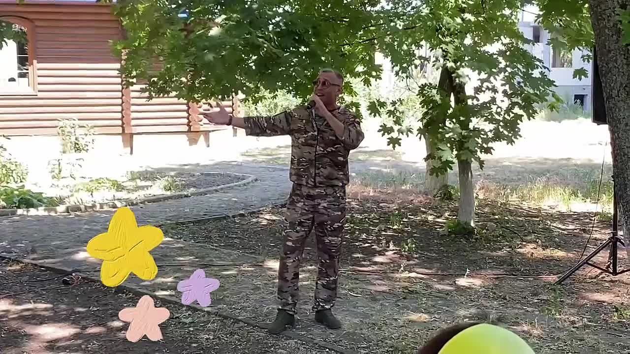 В этот прекрасный праздничный день известный певец, Заслуженный артист Удмуртии Артур Григ, артист фронтовой творческой бригады «Рубиновая звезда» ансамбля песни и пляски ЮВО, исполнит свою авторскую песню, посвященную всем...