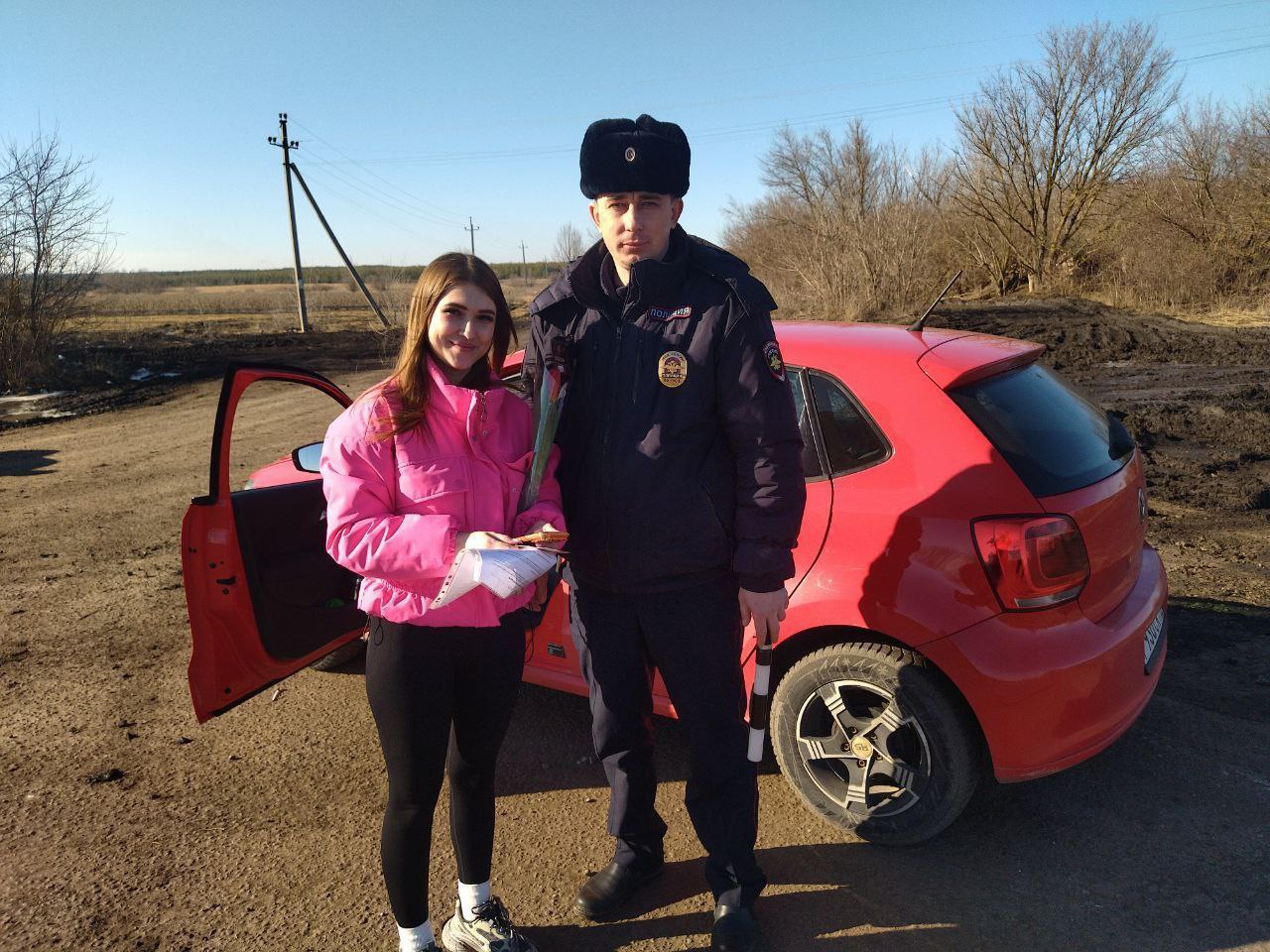 В прекрасный праздник 8 марта инспекторы ОГИБДД ОМВД России «Свердловский» и «Новопсковский» превратились из строгих стражей порядка в настоящих дарителей хорошего настроения!