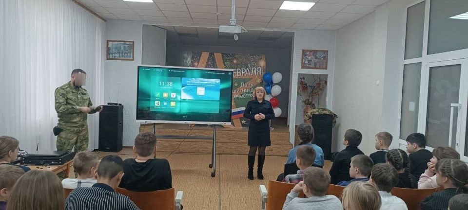 111111О взрывоопасных предметах и мошенниках поговорили со старобельскими школьниками полицейские