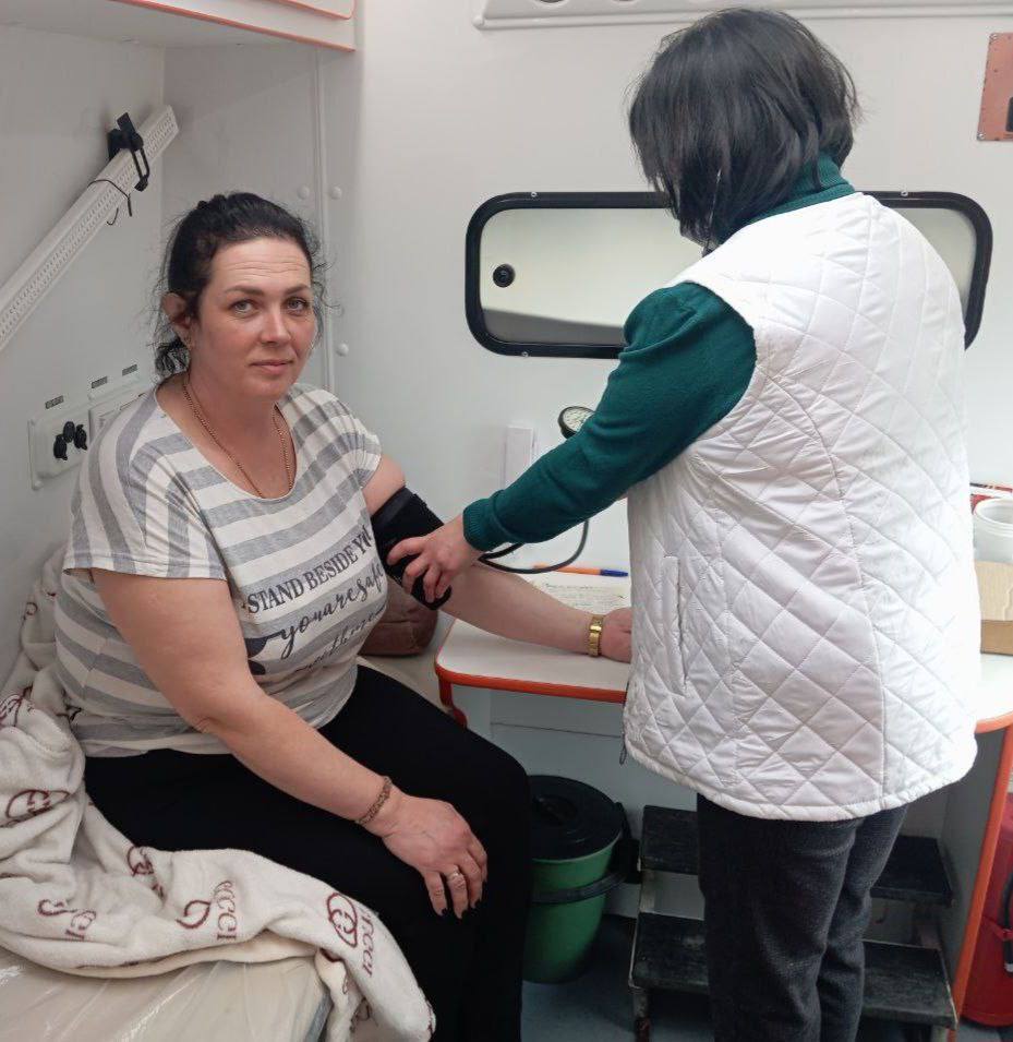 Доступная медицина: мобильная бригада Зимогорьевской ГБ осмотрела жителей с.Суходол (ЛНР)