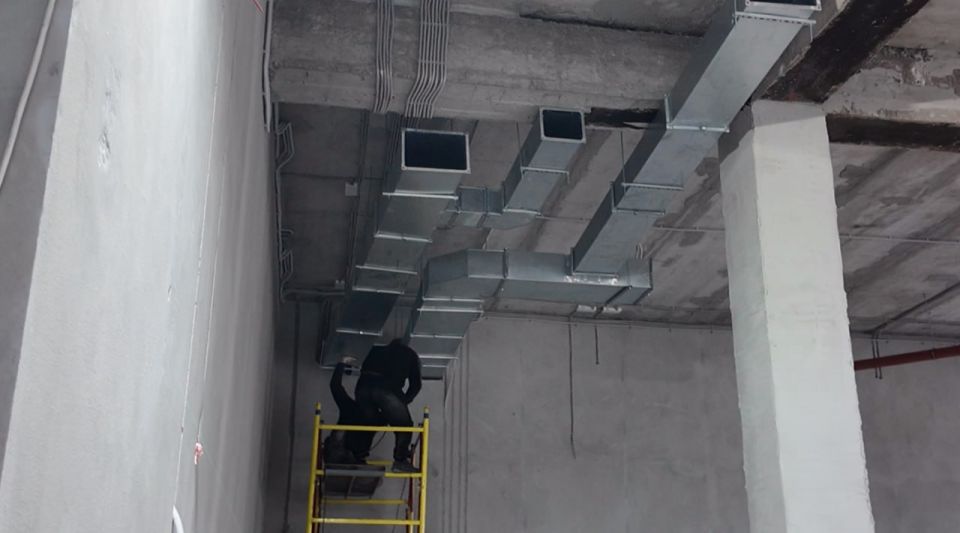 В Краснодонском ЗАГСе начали монтаж вентиляционной системы