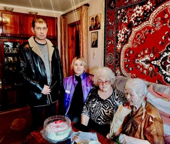 С теплом и благодарностью. Депутат Совета Ровеньковского городского округа от фракции ЛДПР Павел Старостенко совместно с волонтёрами Добро.Центра «РТЭК» г. Ровеньки посетили Бакуту Евдокию Иосифовну, чтобы поздравить её с...