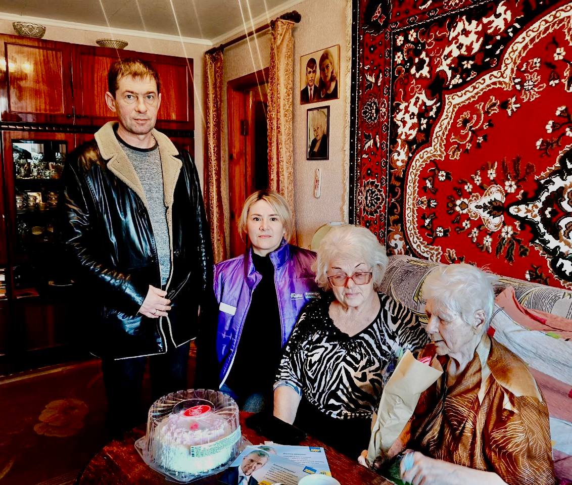 С теплом и благодарностью. Депутат Совета Ровеньковского городского округа от фракции ЛДПР Павел Старостенко совместно с волонтёрами Добро.Центра «РТЭК» г. Ровеньки посетили Бакуту Евдокию Иосифовну, чтобы поздравить её с...