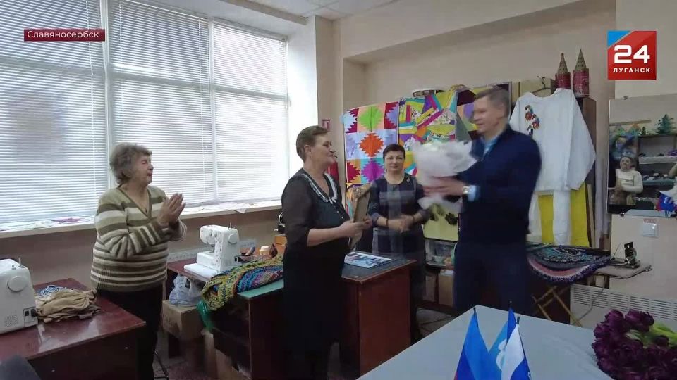 Тепло своими руками: мастерицы из ЛНР вяжут для бойцов одеяла и ковры