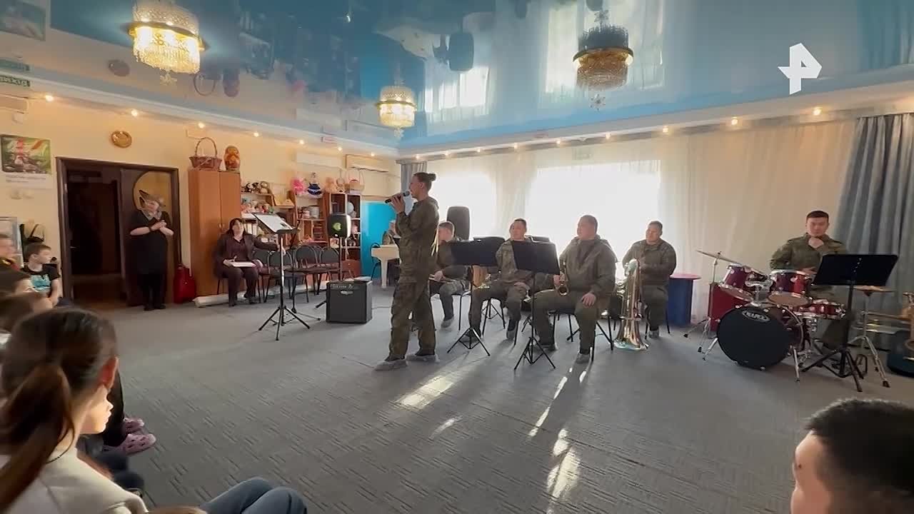 Бойцы группировки "Центр" выступили с концертом для воспитанников детского дома в ЛНР