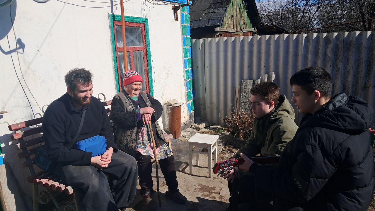 Молодёжь Стаханова поздравила ветеранов с Международным женским днем