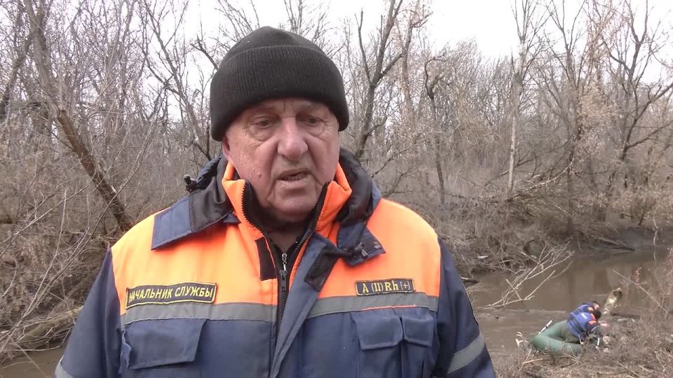 Городская аварийно-спасательная служба проводит расчистку рек от заторов