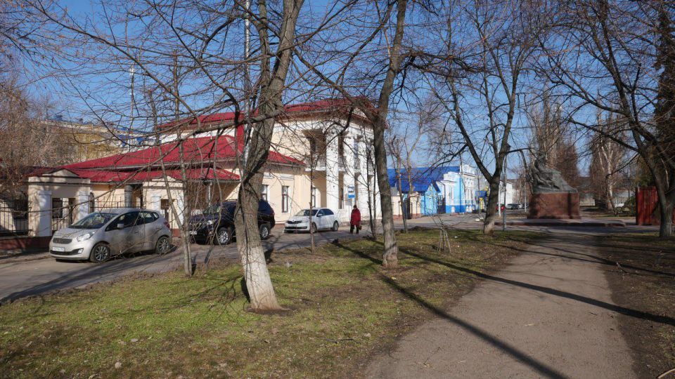 Яна Пащенко: В Луганске начался ремонт аллеи, ведущей к памятнику Владимиру Далю