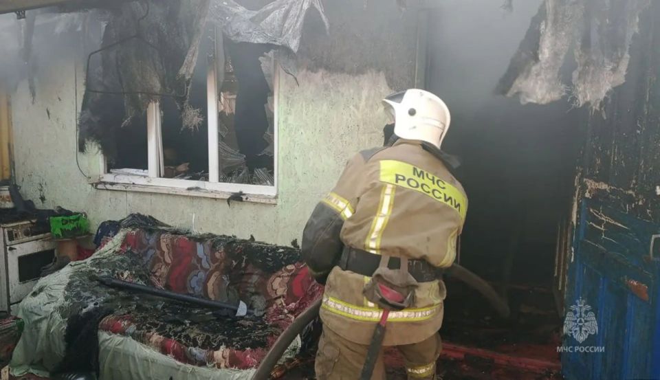 Спасатели отстояли жилой дом в Краснодоне