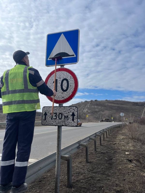 На трассе Северодонецк – Новоайдар провели работы по очистке дорожных знаков и сигнальных столбиков