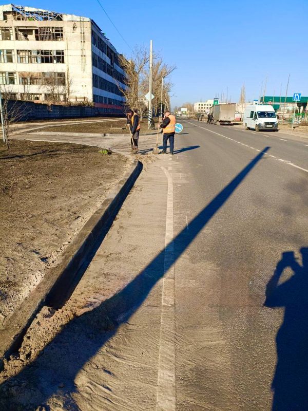 Сотрудники МУП «ДЭП города Рубежное» активно работают над уборкой дорожного полотна