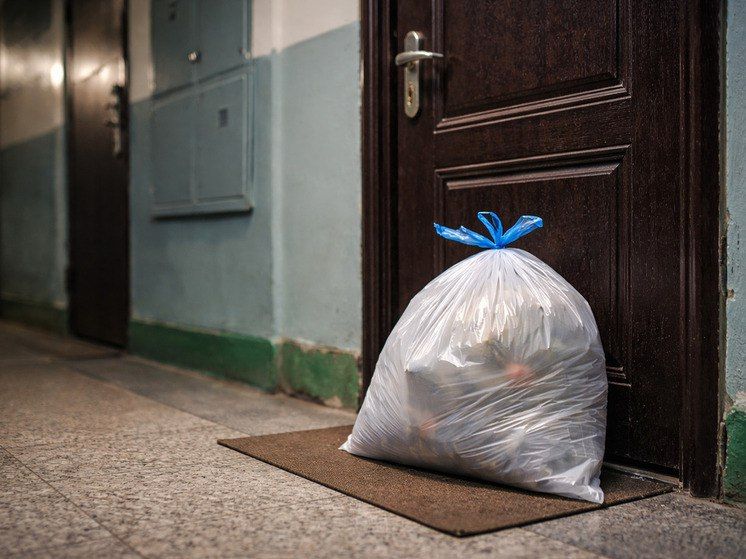 Пакет мусора у двери может обойтись в 15 тыс