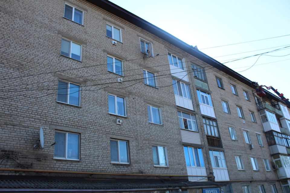 В поселке Краснодон продолжается капитальный ремонт кровли многоквартирного жилого дома по адресу: ул. Елисеенко, д. 14. Работы ведутся Тюменской областью, с привлечением подрядной организации ООО СК «СТИЛЛ»