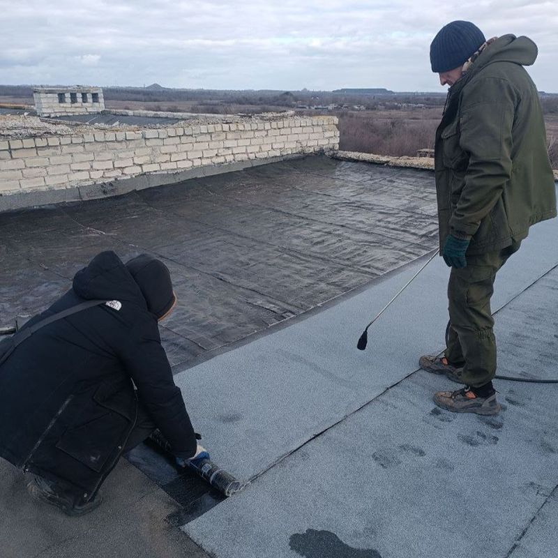 Специалисты Ровеньковского филиала НКО выполняют работы по текущему ремонту кровли многоэтажных домов