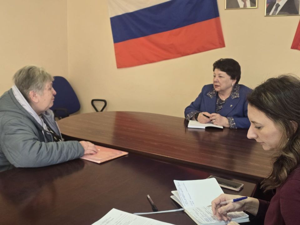 Зинаида Наден: Сегодня в общественной приемной "Единой России" Белокуракинского муниципального округа провела прием граждан по актуальным вопросам