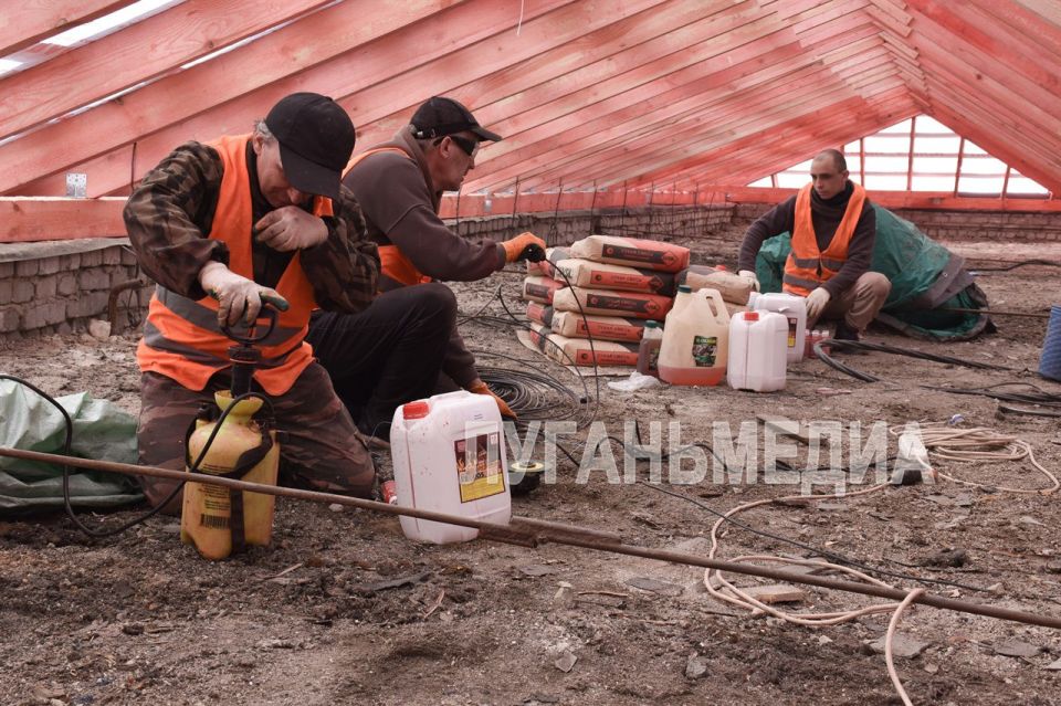 В Красном Луче ремонтируют здание для пункта временного размещения