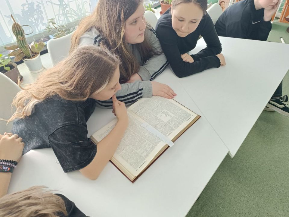 К 100-летию со времени основания издательства «Советская энциклопедия» в детской библиотеке для учащихся 6 класса прошло библиотечное информирование «Энциклопедия в помощь читателю»