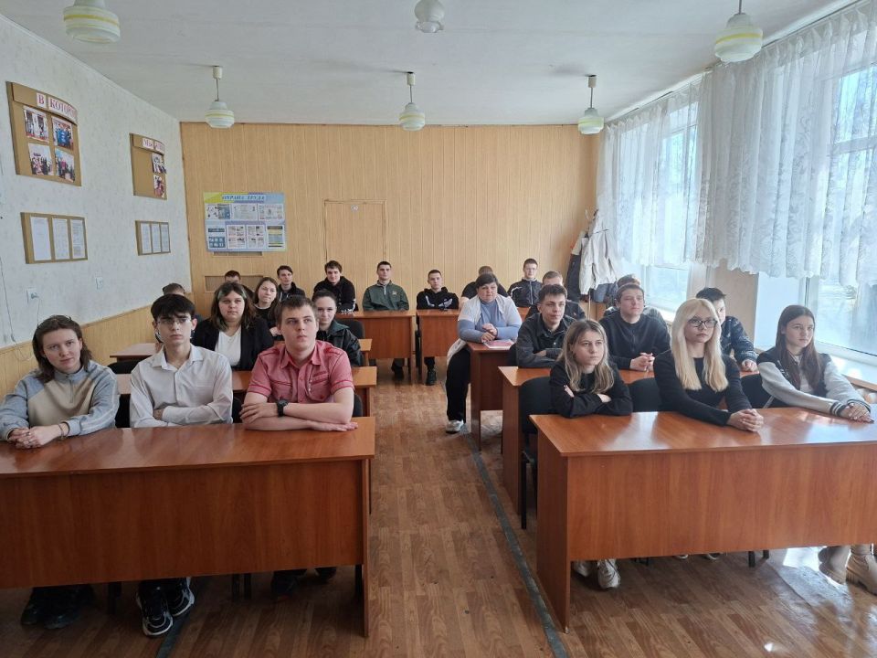 О последствиях нанесения татуировок и пирсинга Ровеньковским студентам рассказала подростковый врач