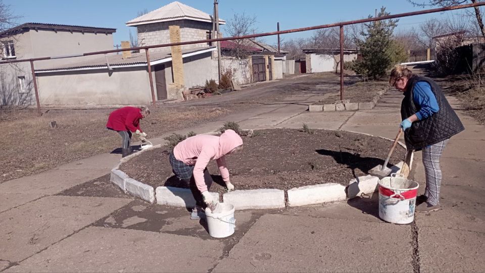 Сотрудники учреждений культуры и спорта проводят весеннюю уборку территорий