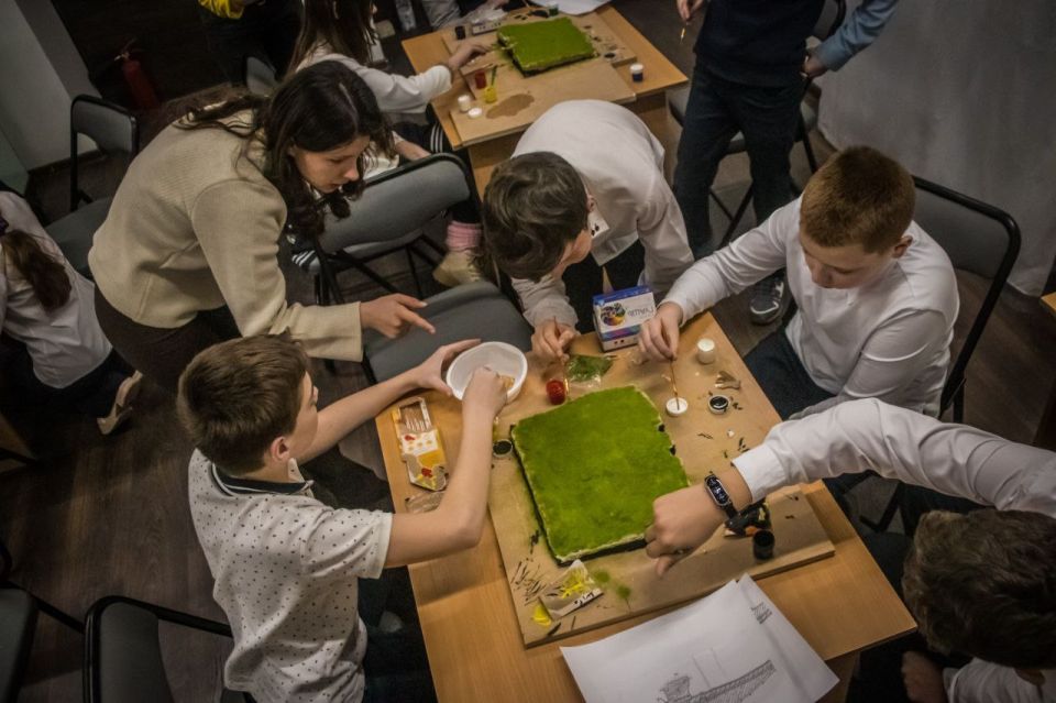 Как школьники строили курган: в Станично-Луганском музее прошло занятие по энеолиту