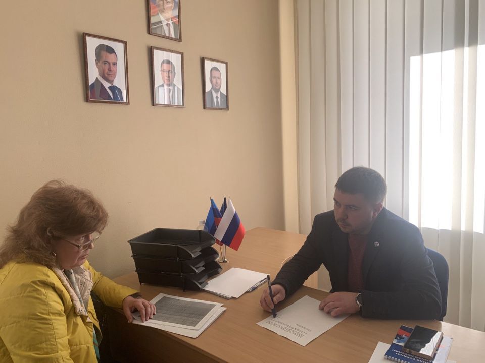 Депутаты Анна Лисицына и Яков Чернышов провели прием луганчан