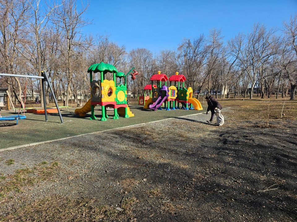 Андрей Рубанцов: В рамках плановых мероприятий специалисты МУП «ЖЭК» г. Ровеньки совместно с работниками отдела жизнеобеспечения пгт Дзержинский, пгт Нагольно-Тарасовка проводят работы по благоустройству территории пгт...