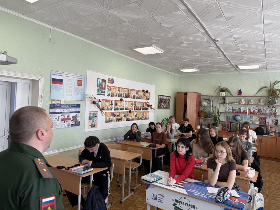 Путь к защите Отечества: Военный комиссар Новоайдарского округа провел профориентацию для выпускников