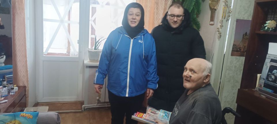 «Единая Россия» посетила с подарками почетного жителя Рубежного